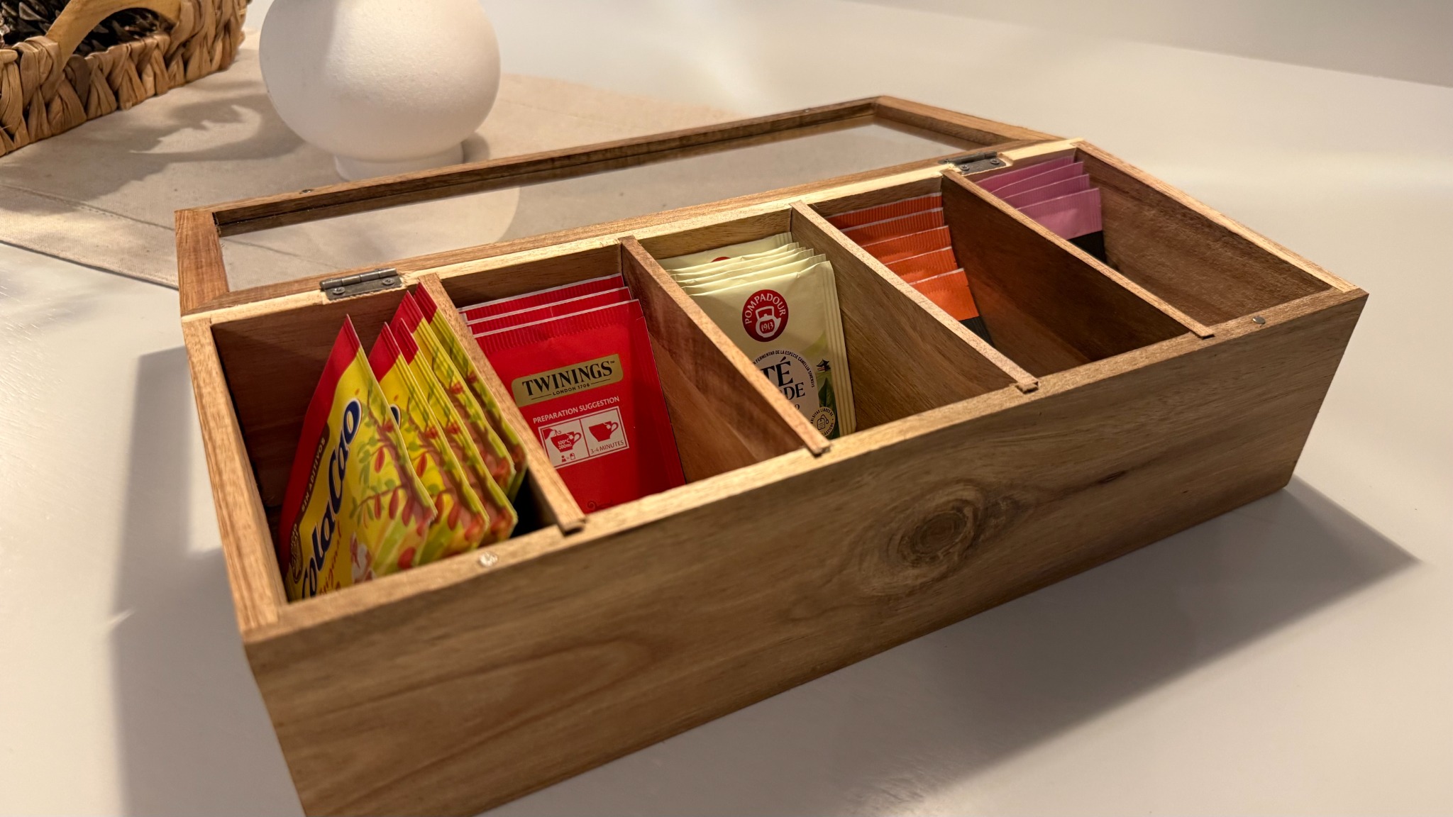 Selección de infusiones en una caja de madera