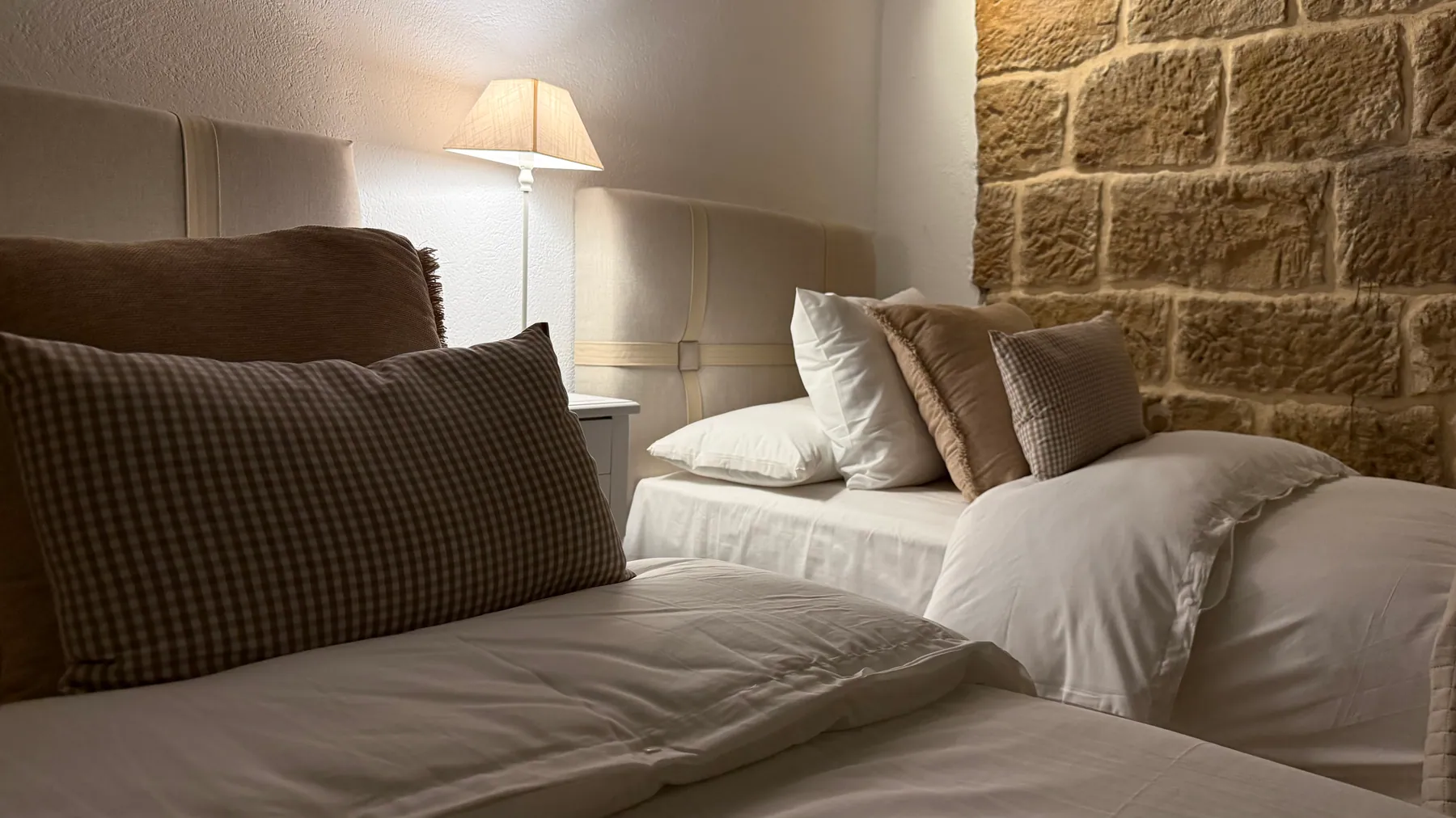 Dormitorio de La Villa con vistas a los avellanos