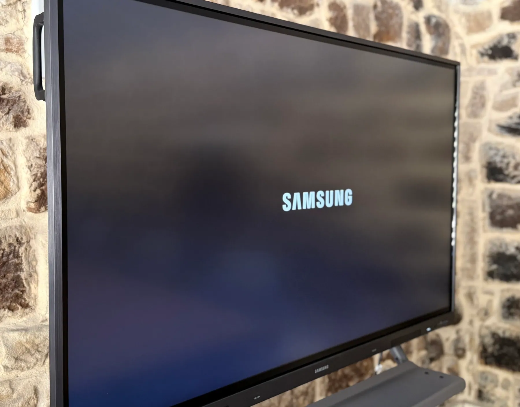 Pantalla táctil Samsung de 65 pulgadas en la sala de reuniones