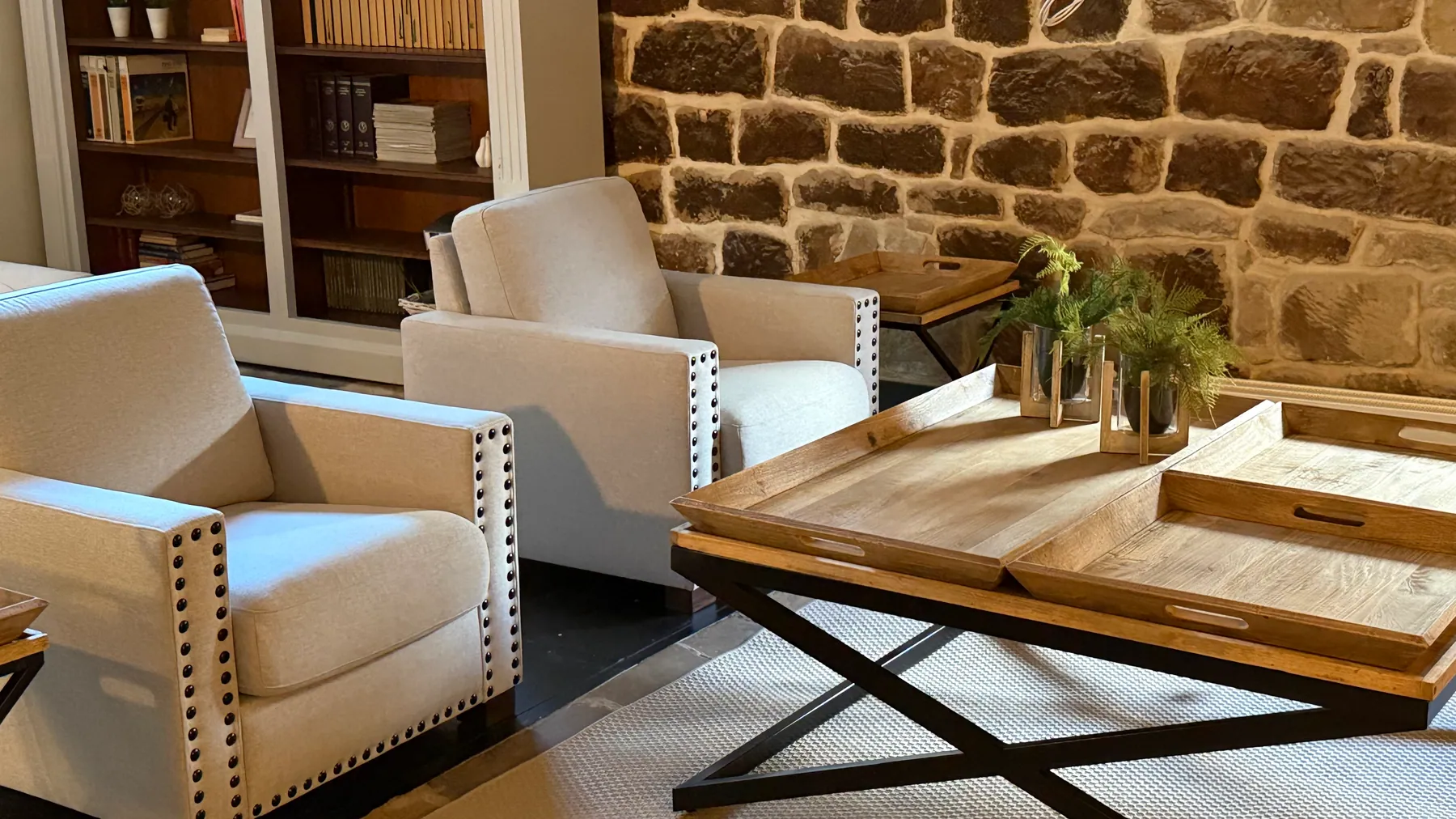 Salón de La Villa con butacas y espacio para conversar